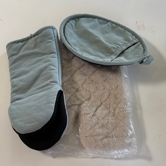 Set of Blue and Beige Kitchen Mitts and Pot Holder - Picture 5 of 5